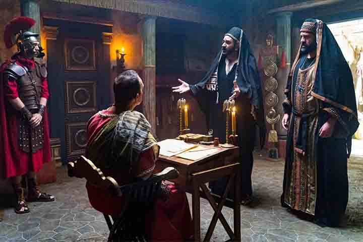 Em termos de exibição, além de plataformas de streaming, como Netflix e Prime, houve lançamentos em salas de cinema para certas temporadas, fortalecendo sua presença global. 
