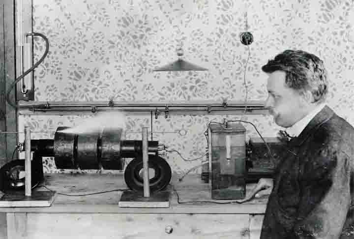 Swarovski continuou a inovar com novas técnicas e designs, além de se envolver em colaborações com designers renomados e artistas.