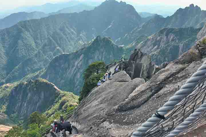 Ao alcançar o topo, os visitantes descrevem uma sensação intensa de conquista e alívio — embora a descida seja considerada tão difícil quanto a subida. 