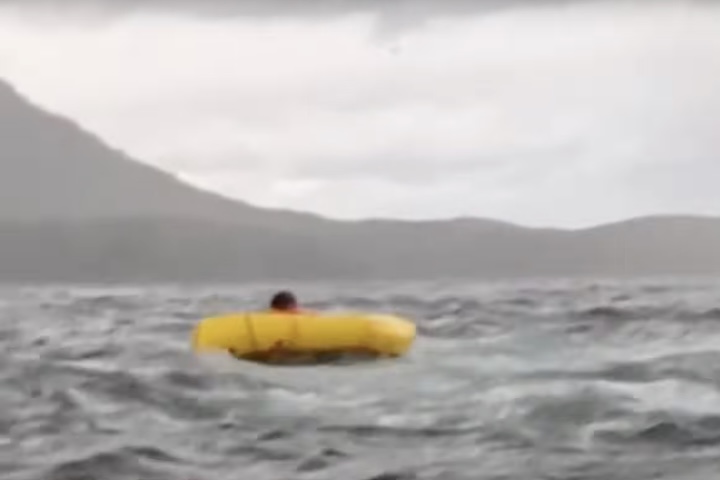 Orientado pelo pai, Adrián conseguiu se agarrar ao caiaque e, já em segurança, foi rebocado até a costa.