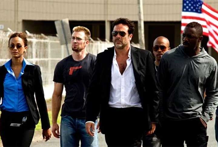 Jeffrey Dean Morgan também estrelou The Losers (2010) como Clay, o líder de agentes de operações especiais que busca vingança após serem traídos e dados como mortos. No filme, que é uma adaptação de uma série de quadrinhos da DC Comics, Clay e seu grupo enfrentam desafios enquanto tentam derrubar um poderoso inimigo que os manipulou. 