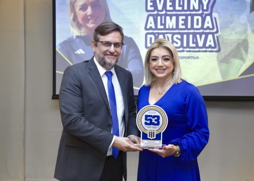 Erick Guimarães entrega prêmio a Evelyne Almeida