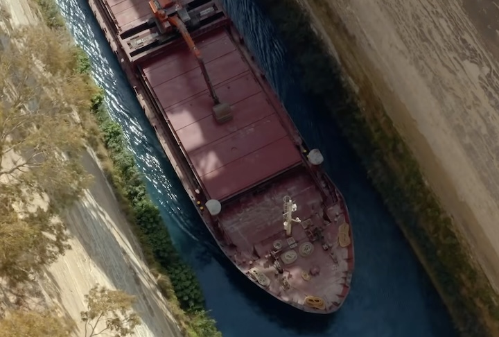 Idealizado para eliminar a arriscada navegação de 700 km ao redor do Peloponeso, ele acabou se tornando uma das rotas mais estreitas e tecnicamente desafiadoras do mundo. 