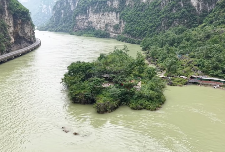O patamar onde a casa foi construída está acima da linha de inundação, protegido pela barragem mais baixa, e as rochas duras do cânion resistiram até a terremotos, garantindo firmeza ao terreno.