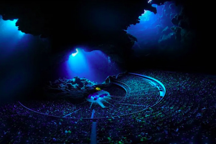 Todos os assentos têm acesso à internet de alta velocidade, e 10 mil assentos incorporam tecnologia háptica, o que significa que eles podem vibrar e simular movimentos, aumentando a sensação de imersão. 