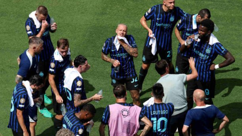 Fifa implementa medida inédita com parada de três minutos em cada tempo para todos os jogos, independentemente das condições climáticas 