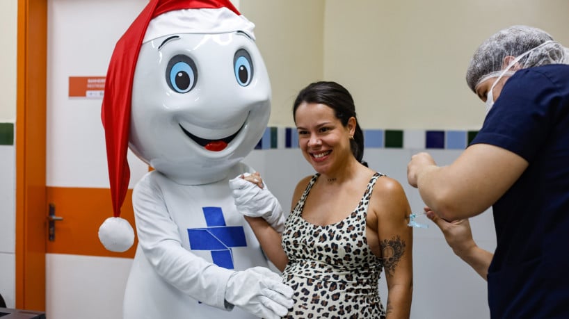 A vacina protege gestantes contra o VSR e garante que o bebê já nasça com imunidade transferida pela mãe 