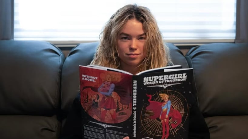 Milly Alcock vive nova versão de Supergirl, já interpretada por atrizes como Melissa Benoist e Sasha Calle em outras adaptações 