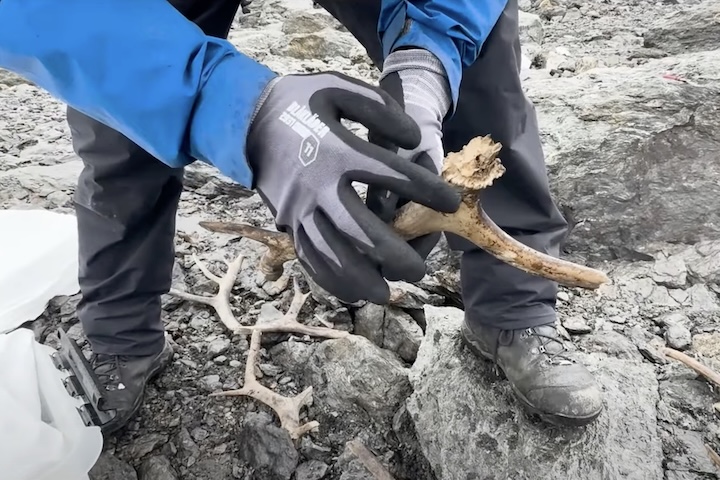 A estrutura teria sido soterrada por neve e gelo durante uma fase climática mais fria no século 6, o que garantiu sua preservação ao longo de mais de mil anos.