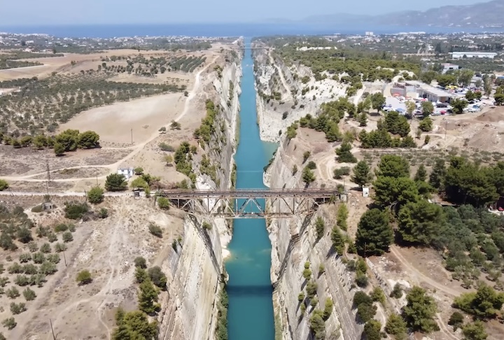 Construído em 1893, o Canal de Corinto é uma via navegável de 6,3 km de extensão que corta o Istmo da Grécia. 