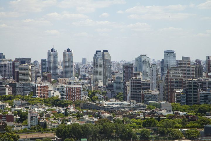 Palermo é o maior e um dos bairros mais vibrantes de Buenos Aires, conhecido por sua atmosfera jovem, criativa e cosmopolita.