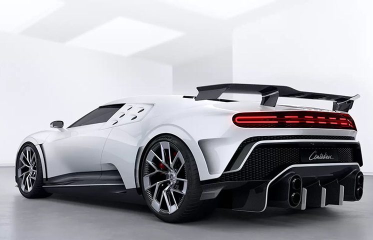O Bugatti Centodieci homenageia o clássico EB110 ao combinar elementos retrô com avanços modernos. Toda a superfície externa é projetada para maximizar eficiência térmica e estabilidade em velocidades elevadas.