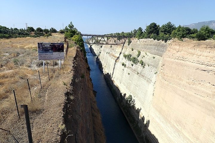 O mais impressionante é que o canal tem apenas 21,3 metros de largura no fundo, o que o torna obsoleto para o comércio global. 