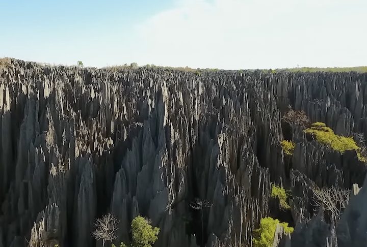 Algumas formações rochosas também são destaque, como o famoso Tsingy de Bemaraha, com seus labirintos de pedras calcárias pontiagudas.