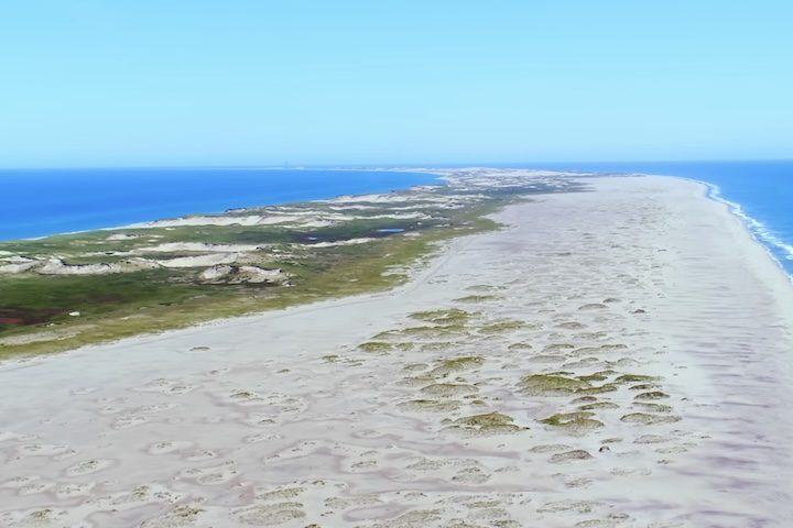 A ilha é famosa por sua forma de lua crescente e por ser um dos maiores cemitérios de navios do mundo devido aos frequentes naufrágios em suas águas.