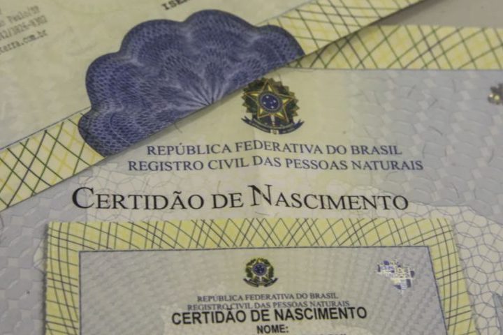Conforme a Lei nº 7.116/1983, a primeira via da CIN é gratuita e exige apenas certidão de nascimento ou casamento, com foto e biometria coletadas na hora.