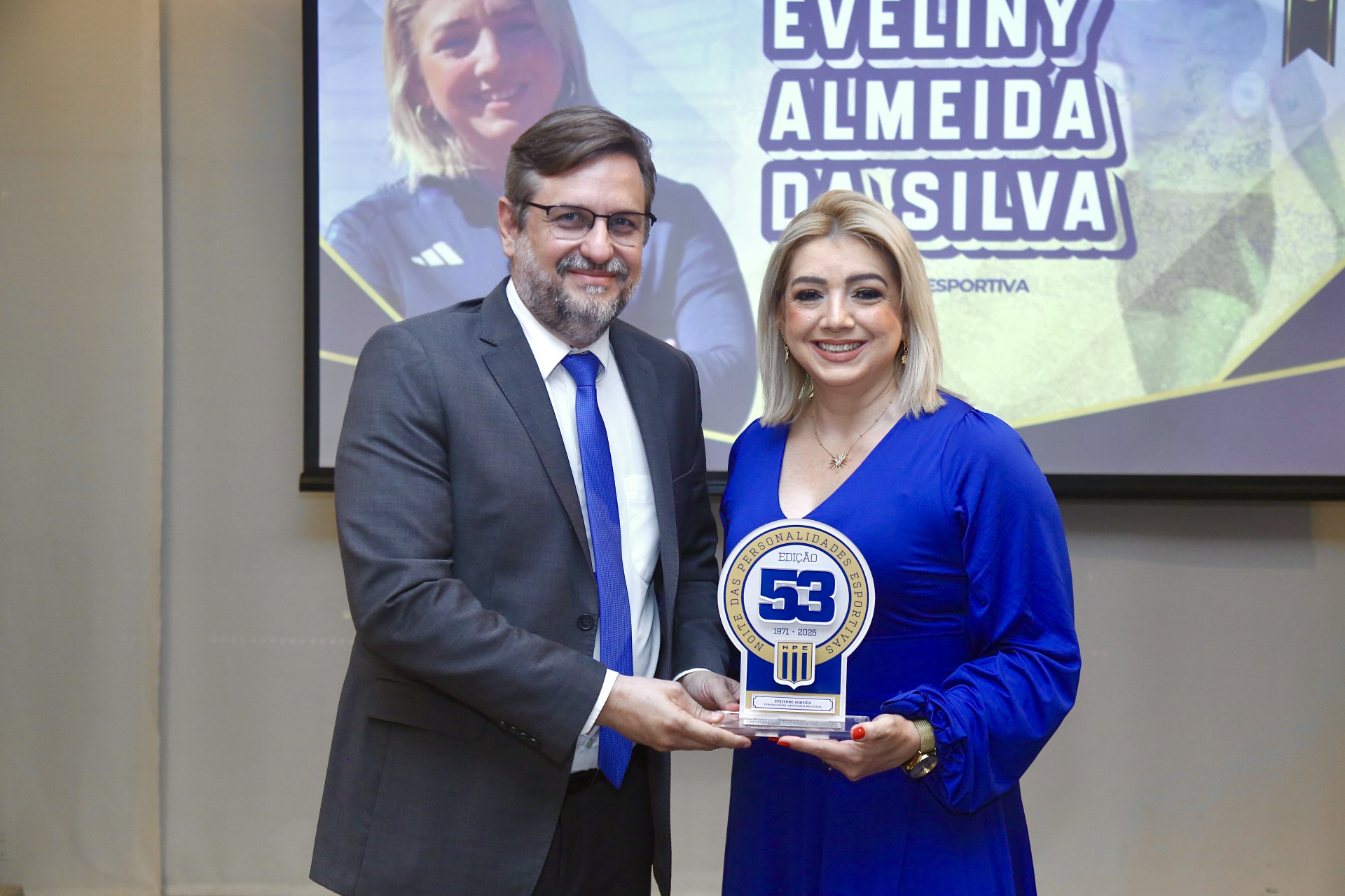 Erick Guimarães entrega prêmio a Evelyne Almeida (Foto: João Filho Tavares)