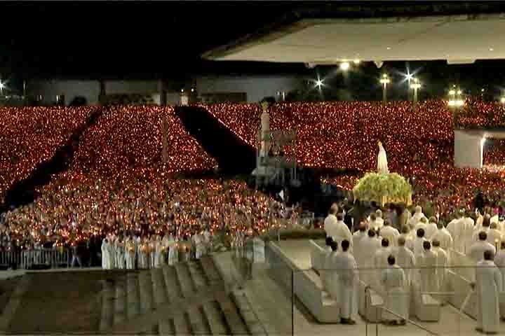 Ao longo do século 20, o culto a Fátima se expandiu rapidamente e hoje é um dos mais fortes da Igreja Católica, atraindo milhões de peregrinos anualmente ao Santuário de Fátima, em Portugal.