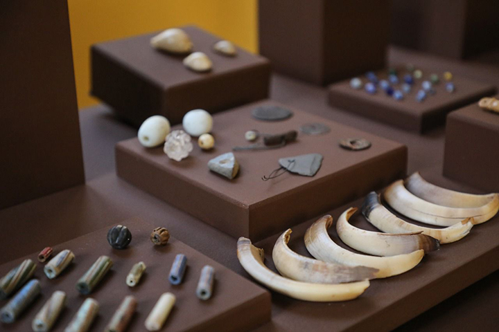 Além deles, foi encontrada grande quantidade de amuletos e objetos de culto originários do Congo, de Angola e Moçambique. O Sítio Arqueológico do Cais do Valongo é compreendido como um memorial a céu aberto do tráfico atlântico de cativos africanos.