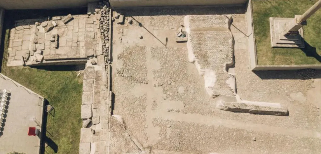 Em 1831, o tráfico transatlântico de escravos foi proibido, por pressão da Inglaterra, e o Valongo foi fechado. Os traficantes passaram então a fazer o desembarque em portos clandestinos.