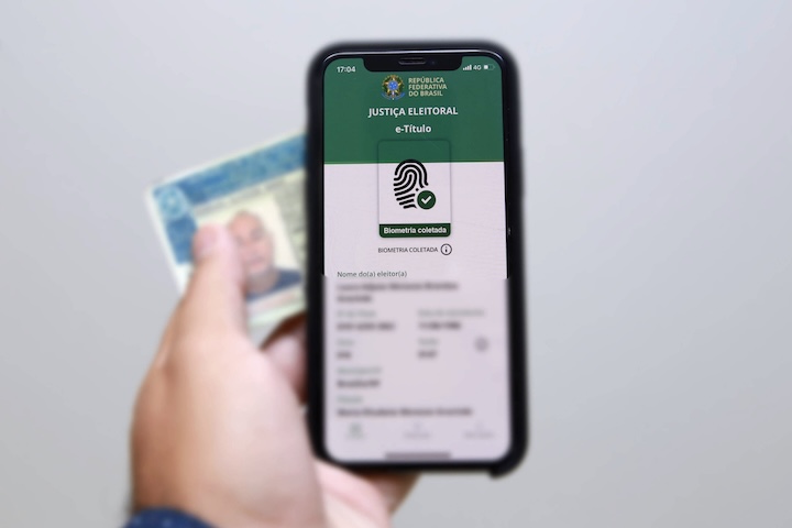 Têm suas versões digitais a Carteira de Trabalho, a Carteira Digital de Trânsito, o CPF e o Título de Eleitor (e-Título) .