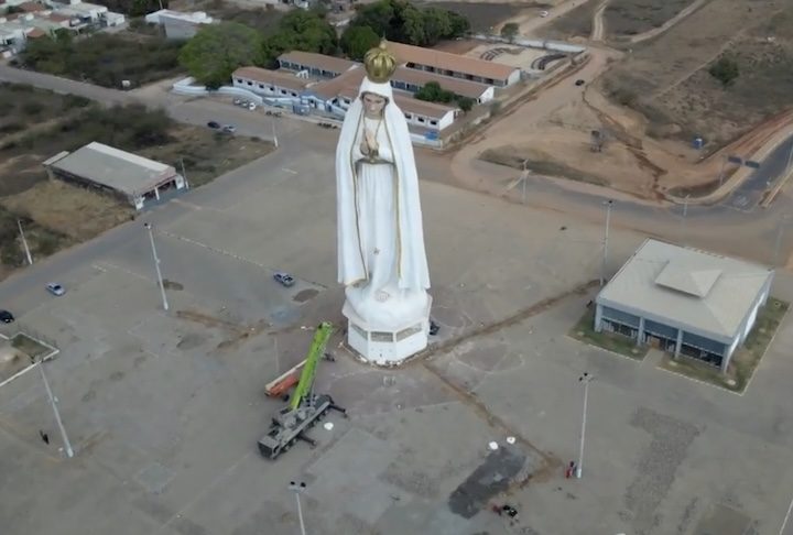 Com 54 metros de altura — dimensão que supera os 38 metros do Cristo Redentor — o monumento é considerado pelo governo estadual o maior do mundo dedicado à santa.