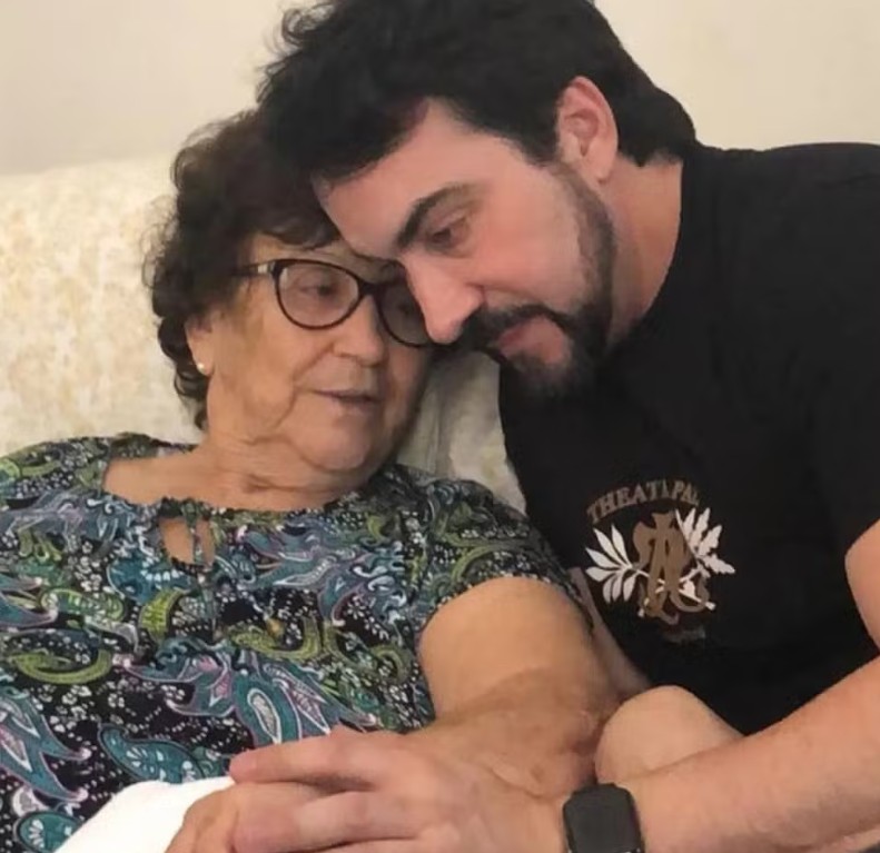 Ao falar da morte da mãe, aos 83 anos, ele lembrou que não pôde ficar ao lado dela no hospital, por motivos de segurança. A última conversa entre eles foi por chamado de vídeo, quando Ana Maria de Melo estava internada.
