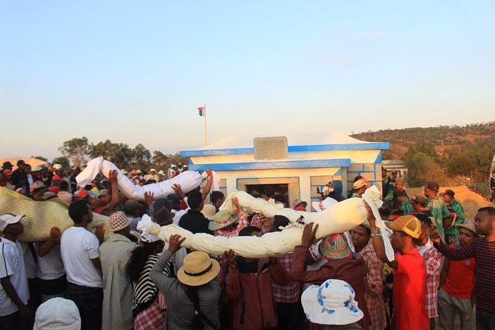 Essa mistura se reflete na língua malgaxe, assim como nos costumes, na música, nas danças tradicionais e nas crenças ancestrais, como o famadihana (ou volta dos mortos).