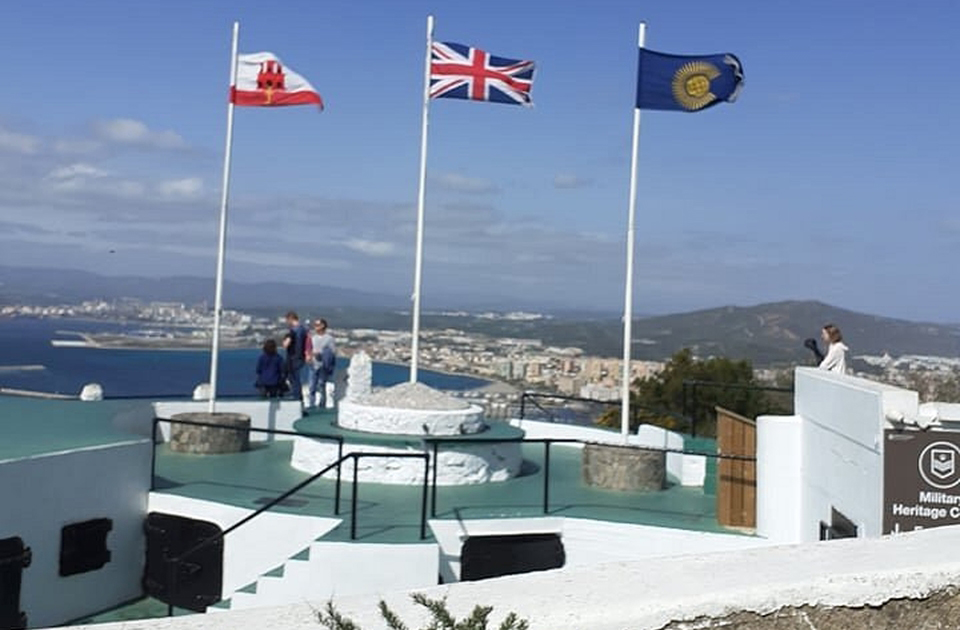 Europa Point é o extremo sul de Gibraltar, onde se encontra o icônico farol Trinity Lighthouse. Dali é possível avistar o Marrocos em dias claros. O local também abriga a Mesquita Ibrahim-al-Ibrahim e a Igreja de Nossa Senhora da Europa, mostrando a diversidade religiosa.