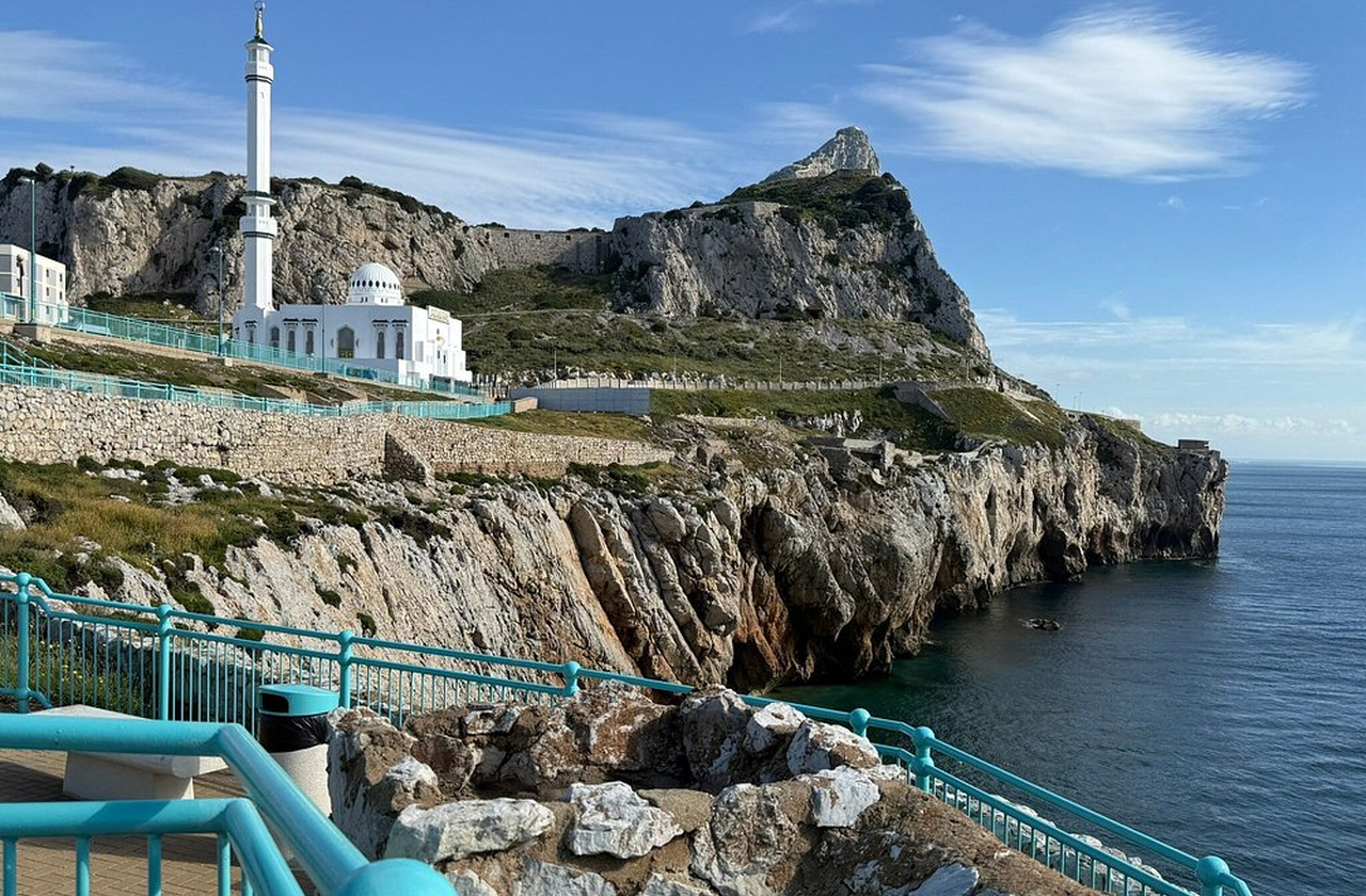 Grande parte do Rochedo é uma reserva natural protegida. Trilhas levam os visitantes a miradouros com vistas espetaculares do estreito. A fauna inclui aves migratórias, répteis e os famosos macacos em um espaço que combina turismo e preservação ambiental.