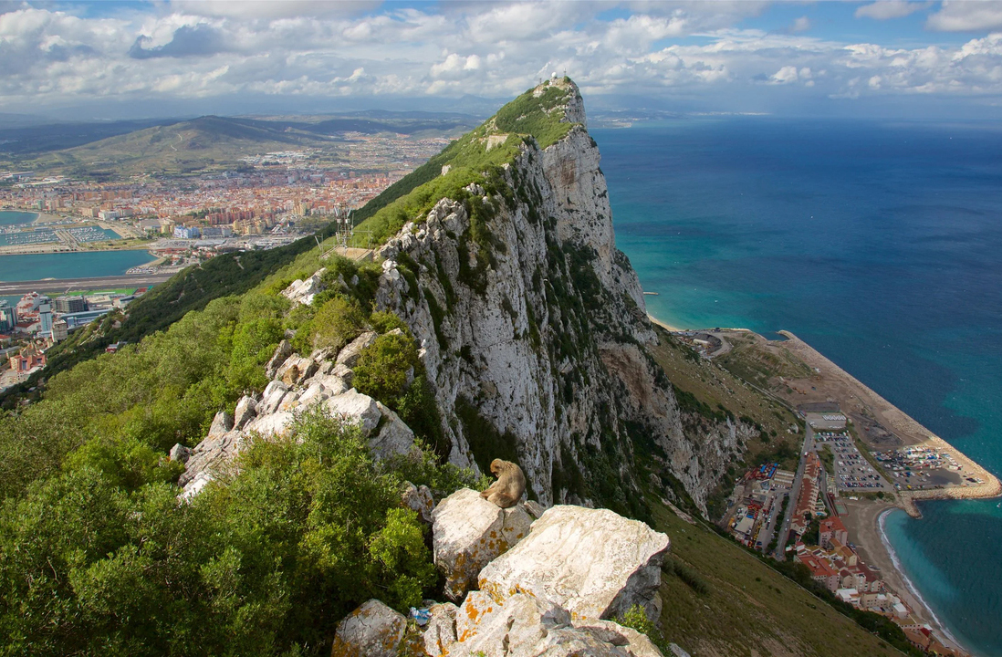 O Rochedo de Gibraltar é uma imponente formação calcária com 426 metros de altura. Domina a paisagem e pode ser visto de grande distância. Além de sua imponência natural, abriga cavernas, túneis históricos que foram usados em guerras e uma rica biodiversidade. É também um ponto turístico central para visitantes.