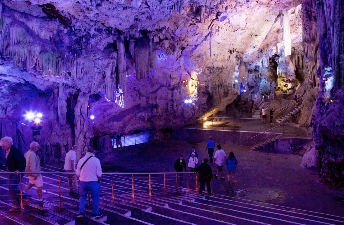 Localizadas dentro do Rochedo, as Cavernas de São Miguel são famosas por suas formações de estalactites e estalagmites. Durante séculos, foram cercadas de lendas, incluindo a crença de que seriam sem fundo. Hoje, são palco de concertos e eventos culturais, graças à sua acústica impressionante.