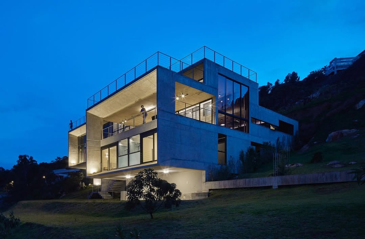 O Sonastério, em Minas Gerais, foi palco da gravação que marcou sua parceria com a Gibson. O espaço, conhecido por sua excelência acústica, serviu de cenário para a performance de Larissa, unindo suas raízes mineiras ao reconhecimento global.