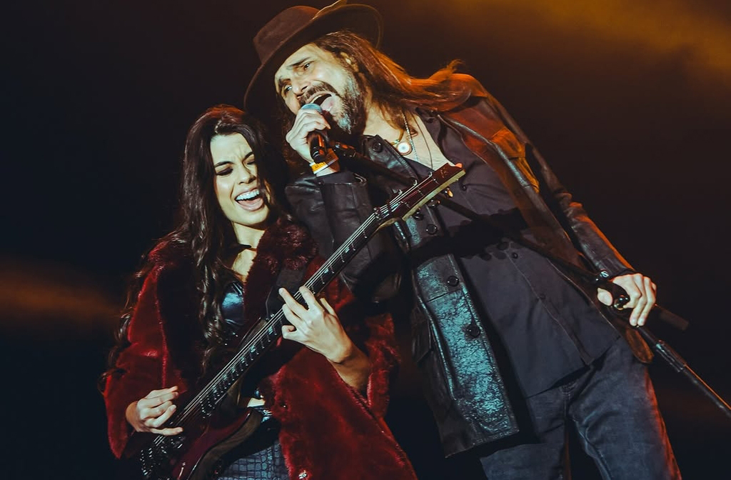 Além da habilidade técnica, Larissa se destaca pelo carisma. Sua presença no palco e nas redes sociais cria uma conexão genuína com o público. Essa combinação de virtuosismo e simpatia é um dos segredos de seu sucesso.