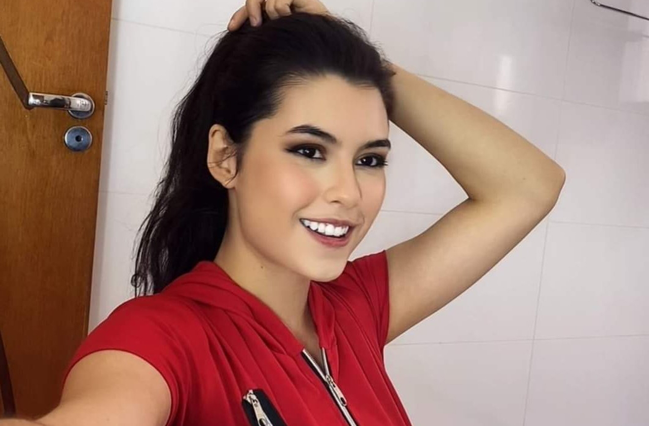 Larissa Liveir, mineira de 23 anos, acaba de escrever seu nome na história da música mundial ao se tornar a primeira brasileira contratada oficialmente pela Gibson, a marca de guitarras mais icônica do planeta. A conquista não é apenas pessoal: simboliza o protagonismo feminino no rock e abre caminho para novas gerações de guitarristas que sonham em ocupar espaços de destaque.