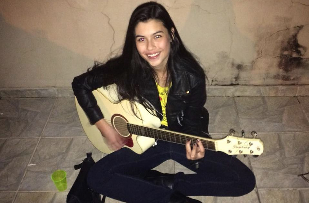 Nascida em Minas Gerais, ela cresceu cercada pela musicalidade típica da região, mas foi a curiosidade e os jogos como Guitar Hero que despertaram sua paixão pela guitarra. Ainda criança, começou a explorar acordes e riffs, transformando brincadeira em dedicação. Essa base mineira, marcada pela simplicidade e pela força cultural, acompanha sua identidade artística.