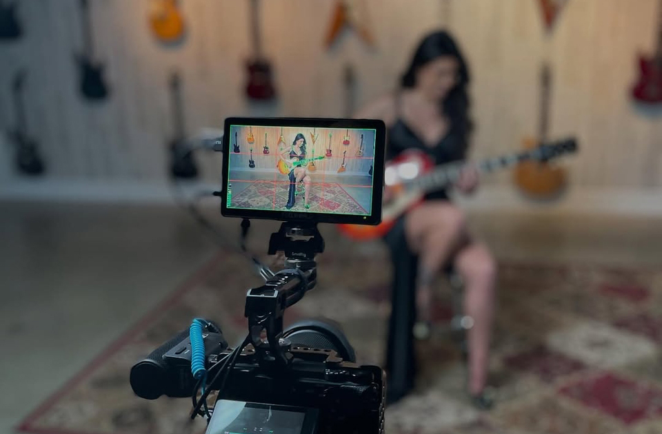 Durante a pandemia, Larissa começou a postar vídeos caseiros nas redes sociais. O que parecia apenas diversão rapidamente viralizou: milhões de visualizações e seguidores surgiram em pouco tempo. Com mais de 5 milhões de fãs e 500 milhões de views acumulados, ela se tornou uma das guitarristas mais influentes da nova geração, mostrando que a internet pode ser palco para talentos genuínos.