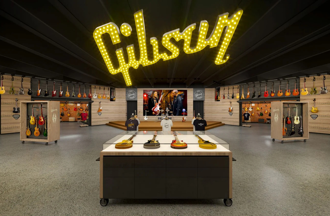 O convite oficial da Gibson só se concretizou após uma jornada desafiadora. Larissa precisou conquistar o visto americano e embarcar em sua primeira viagem solo aos Estados Unidos. Em Miami, gravou nos estúdios da marca e assinou o contrato que mudaria sua carreira. Cada acorde registrado ali simbolizou a realização de um sonho construído nota por nota.