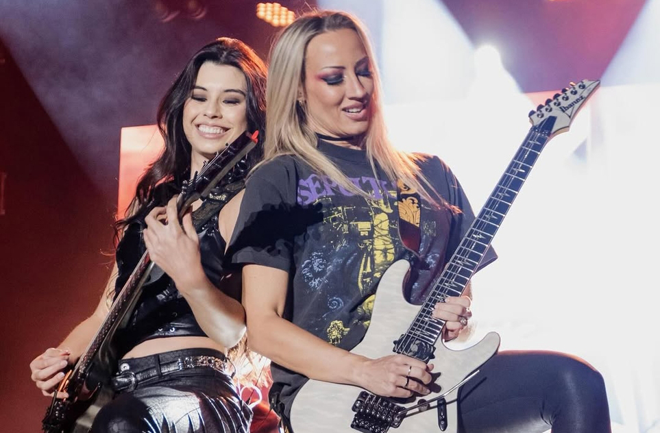 Em 2025, Larissa brilhou no festival Best of Blues and Rock, em São Paulo. Dividiu o palco com Alice Cooper e Nita Strauss, uma de suas maiores influências. O encontro das duas guitarristas na música The Trooper foi um dos momentos mais marcantes do evento, reforçando a força feminina nas seis cordas.