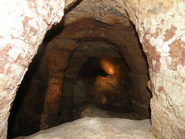 A gruta é uma cavidade natural no interior de rochas, algo semelhante a uma caverna.