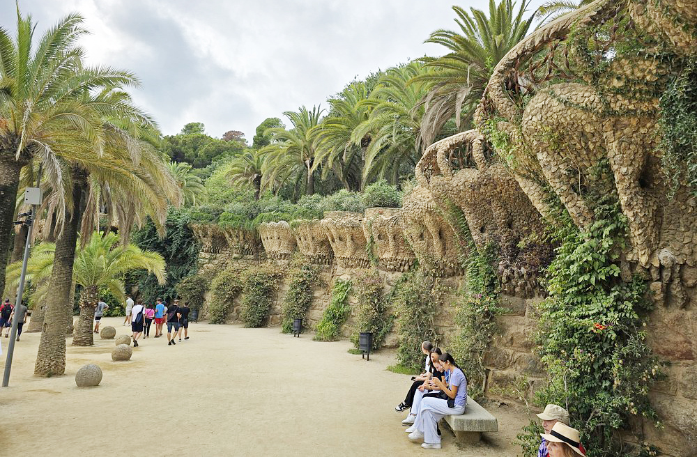 Apesar de ser um ponto turístico movimentado, o parque transmite sensação de tranquilidade. Os sons da natureza se misturam com a arquitetura orgânica. Caminhar por seus caminhos é uma experiência meditativa. Gaudí buscava criar espaços que elevassem o espírito humano. O Parque Güell é refúgio de paz em meio à cidade.