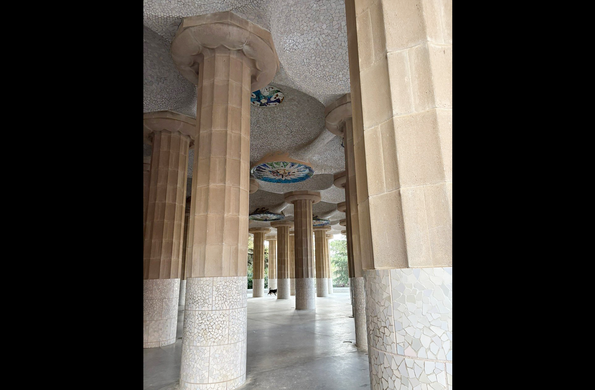 A Sala Hipóstila é composta por 86 colunas dóricas que sustentam a praça superior. O espaço foi pensado como mercado para os moradores do projeto original. O teto é decorado com mosaicos circulares que lembram o sol e a lua. A acústica do local é impressionante, tornando-o ideal para apresentações musicais. É uma obra-prima de engenharia e arte.