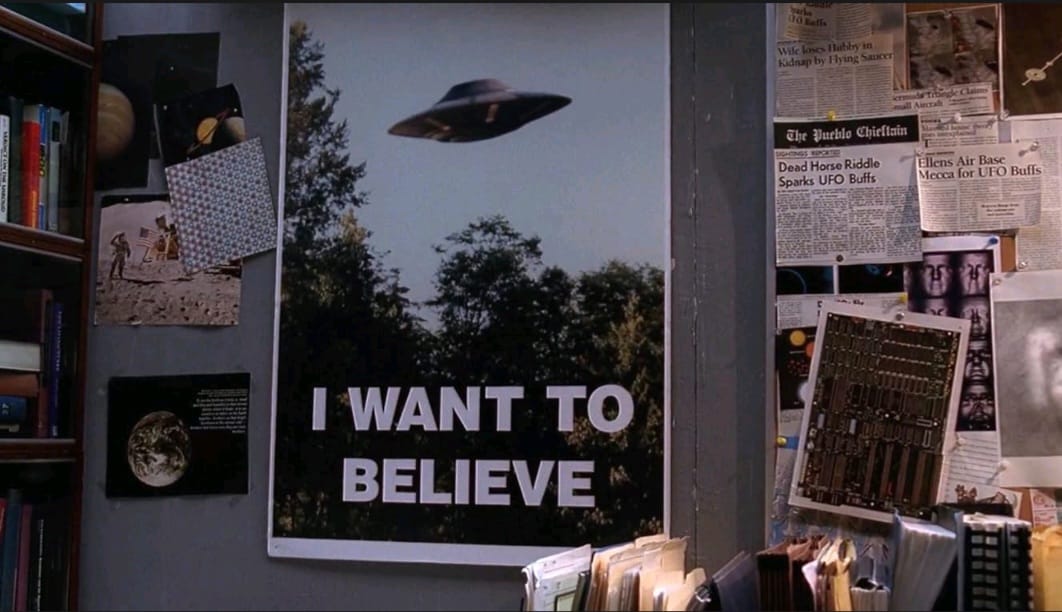 Outra frase muito famosa é Eu quero acreditar, frase associada diretamente a Mulder e visível no pôster pendurado em seu escritório com a imagem de um disco voador.
