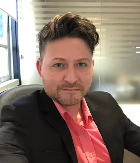 Por sinal, o gerente Jair Aguiar, demitido de uma cafeteria, entrou com processo contra o padre Fábio de Melo, segundo o Sindicato dos Trabalhadores em Turismo, Hospitalidade e de Hotéis, Restaurantes, Bares e Similares de Joinville e região.