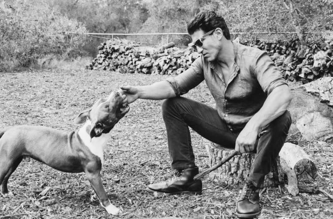 O amor pelos animais está incorporado à vida de Bernthal. Tanto que ele é conhecido por atuantes na causa e tem, inclusive, vários cães resgatados. 