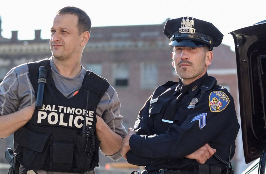 Ator que não apenas interpreta, mas vive seus personagens com uma entrega rara, Jon Bernthal é mais do que o Justiceiro ou Shane Walsh — ele é um artista que transforma dor, força e vulnerabilidade em arte.