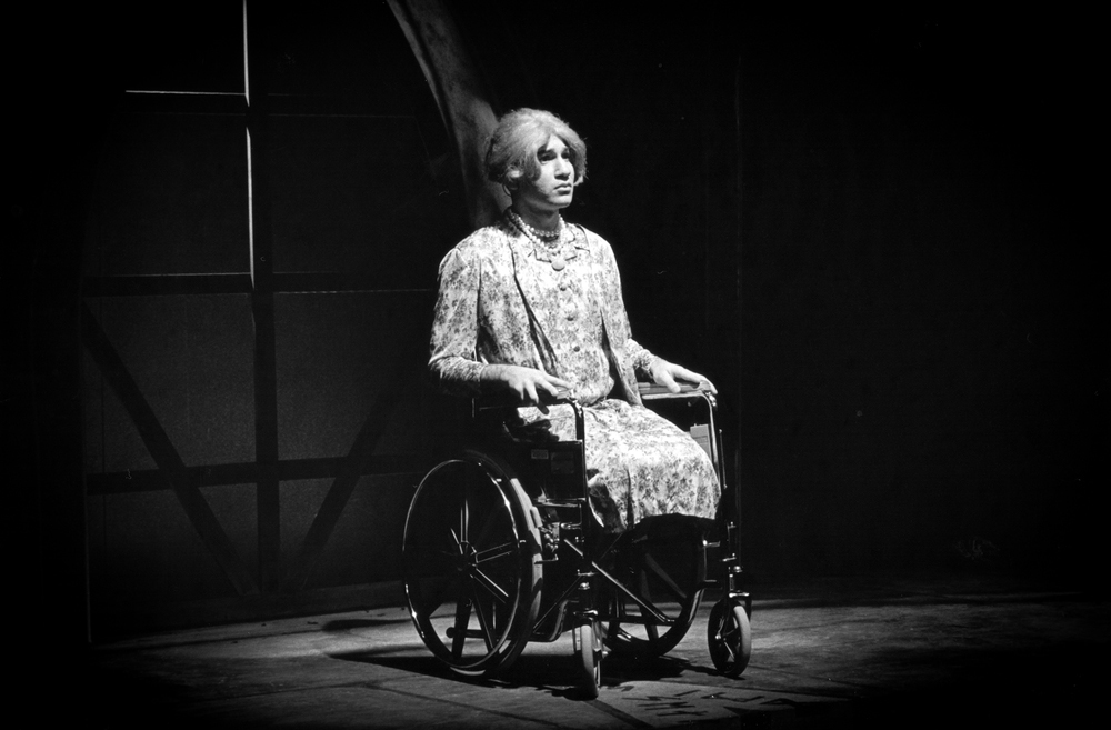 Após a formatura, seu início no teatro foi marcado por atuações em mais de 30 peças regionais e fora da Broadway. Muitas delas com sua própria companhia de teatro Fovea Floods.