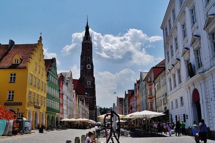 Lá, Altstadt, a Cidade Velha, é apelidada de o bar mais longo do mundo pela concentração de mais de 260 cervejarias servindo a tradicional Altbier.