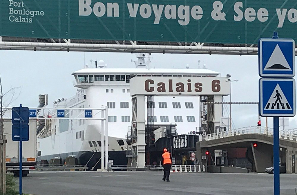 Portos como Calais, Le Havre, Dover e Southampton são fundamentais para o tráfego no Canal da Mancha. Eles movimentam milhões de toneladas de carga e passageiros anualmente no atributo de pontos de conexão entre Europa continental e Grã-Bretanha. A infraestrutura portuária é moderna e adaptada ao intenso fluxo, fazendo desses portos verdadeiros motores econômicos regionais.