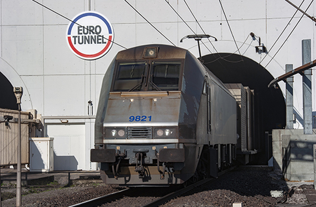 O Canal da Mancha sustenta economias locais por meio da pesca, turismo e comércio marítimo, funcionando como rota vital para exportações e importações europeias. A atividade portuária gera milhares de empregos e o Eurotúnel impulsiona negócios e turismo. Dessa forma, a economia da região depende fortemente do canal.